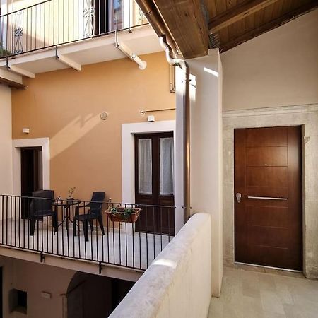 Casa Castello 63 Guest House ลาควิลา ภายนอก รูปภาพ